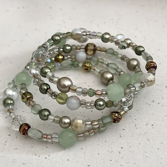 Peridot Green Crystals & Faux Pearl Memory Wire Bracelet. - Picture 4 of 5